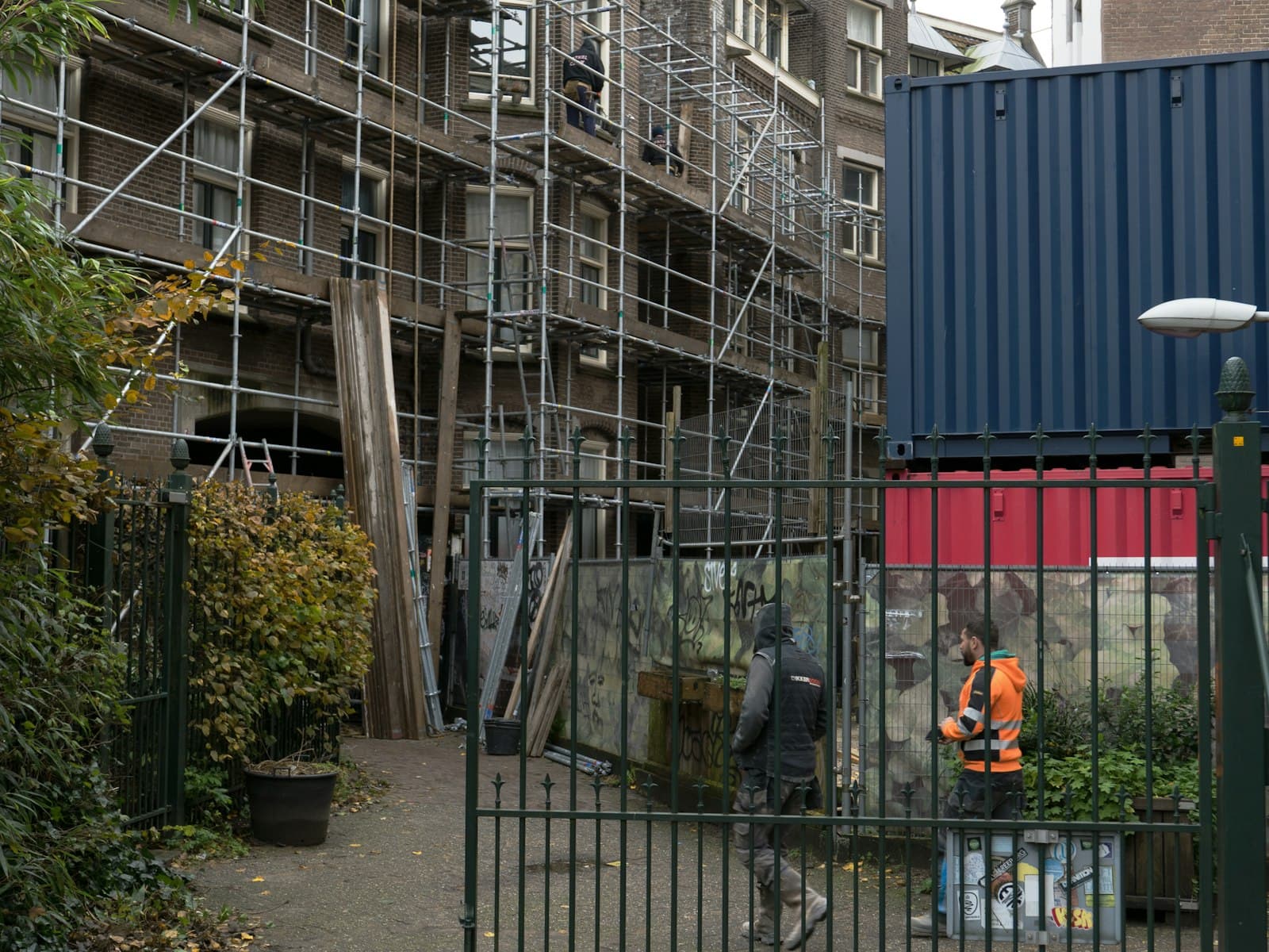Steigerwerk aan een Amsterdams grachtenpand