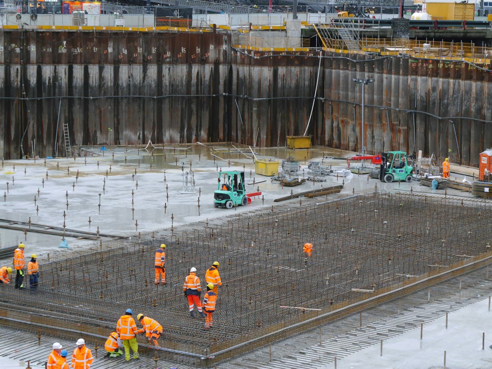 Bouwvakkers leggen straatbestrating bij een Nederlands bouwproject
