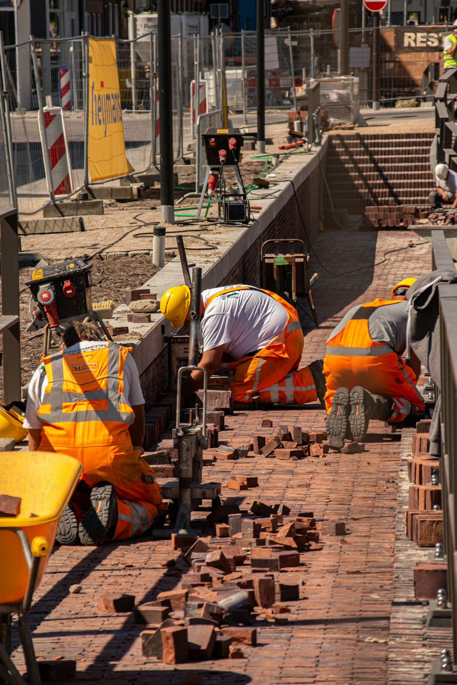 Bouwvakkers leggen straatbestrating op een Nederlandse bouwplaats